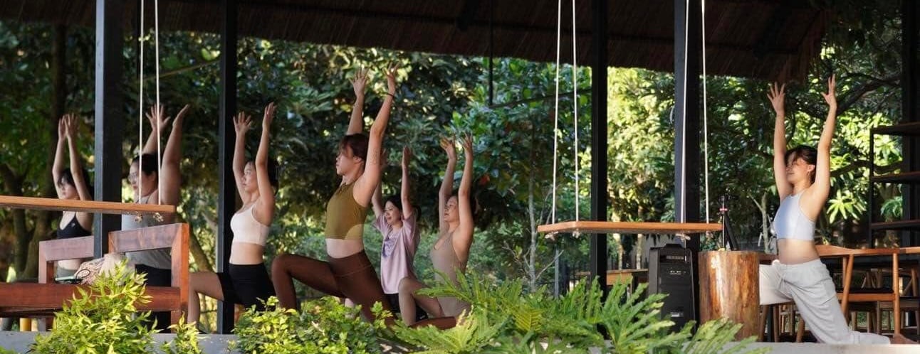 Séance de yoga lors d'un voyage détente organisé par l'expert du Vietnam