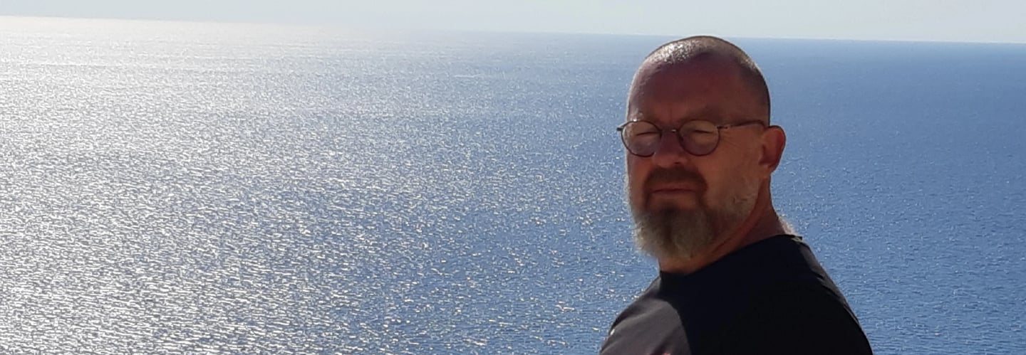 Portrait en couleurs : Raphaël Pacchiani, coupeur de feu, passeur d'âmes dos à l'océan.