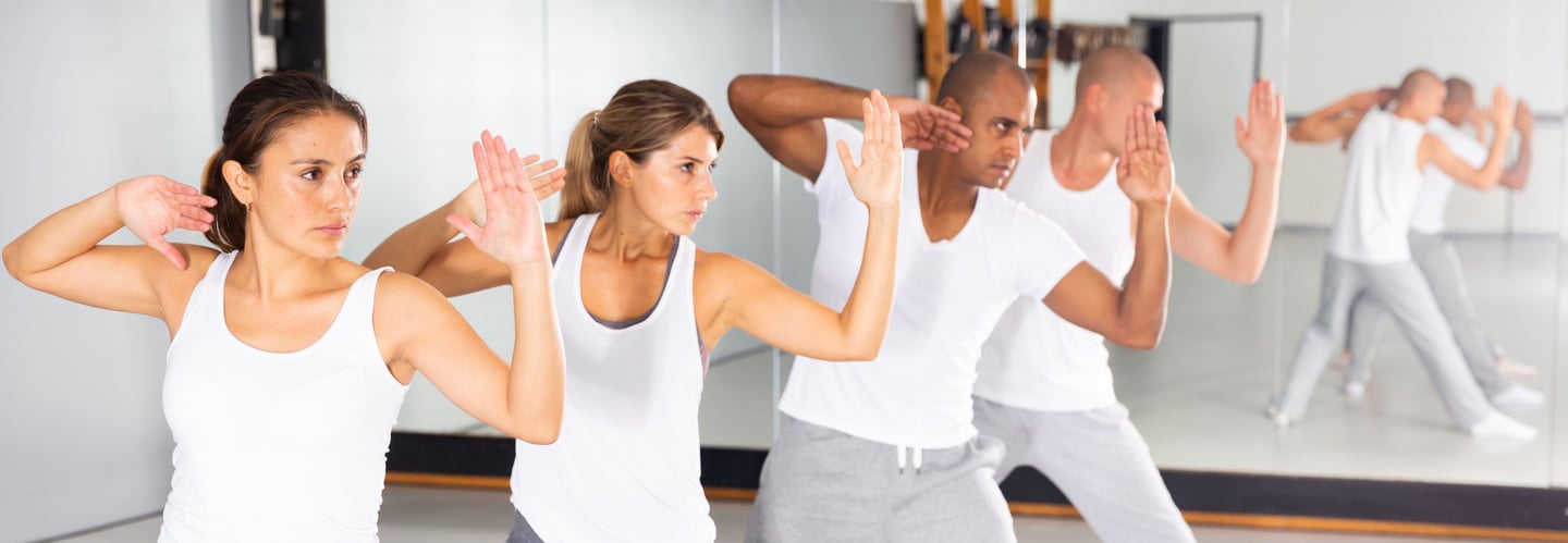 Classe de defensa personal per a dones amb instructora, espai interior lluminós