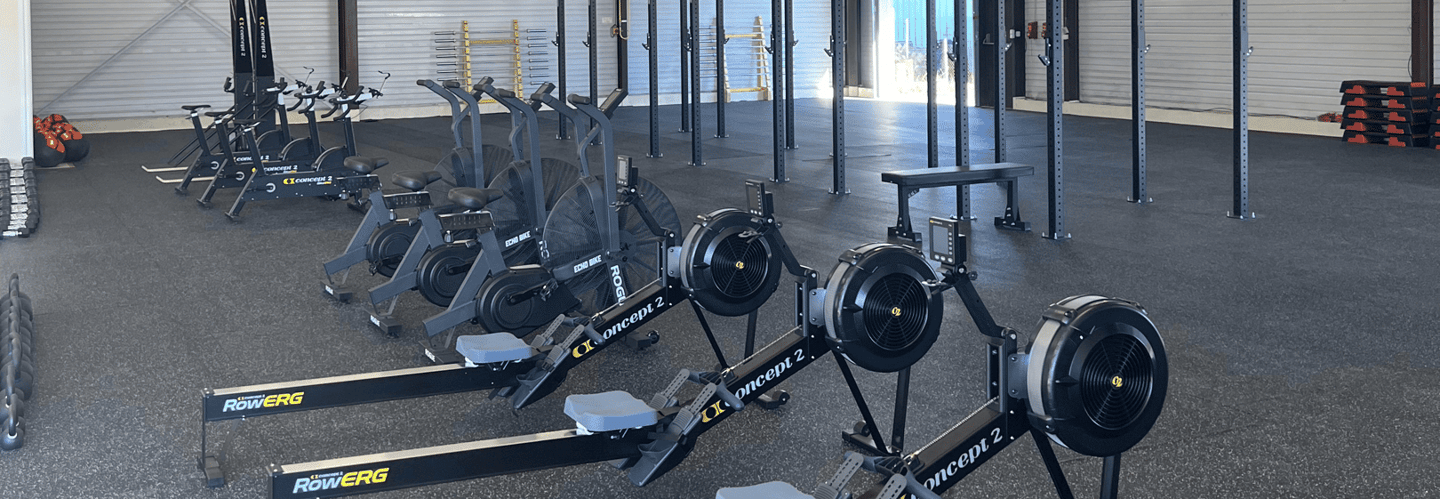 plan de la salle avec au premier plan les machines ergomètres et en second plan le rack de gym