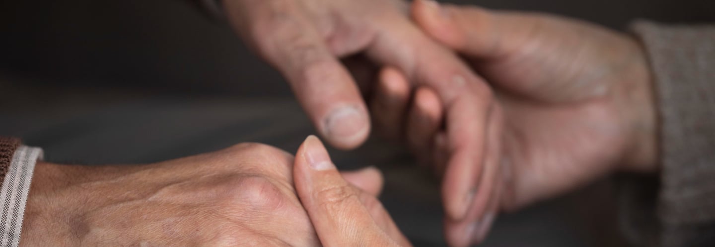 Aperto de mãos em sinal de apoio