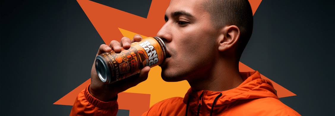 Jovem bebendo bebida Bang Bang Boom