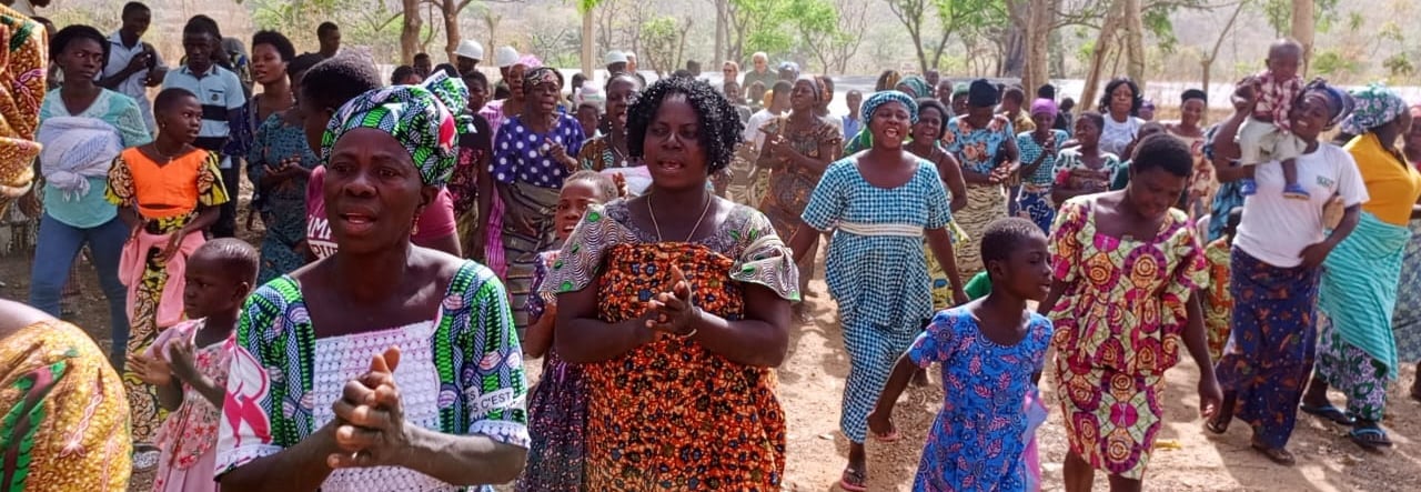 Grupo de personas cantando