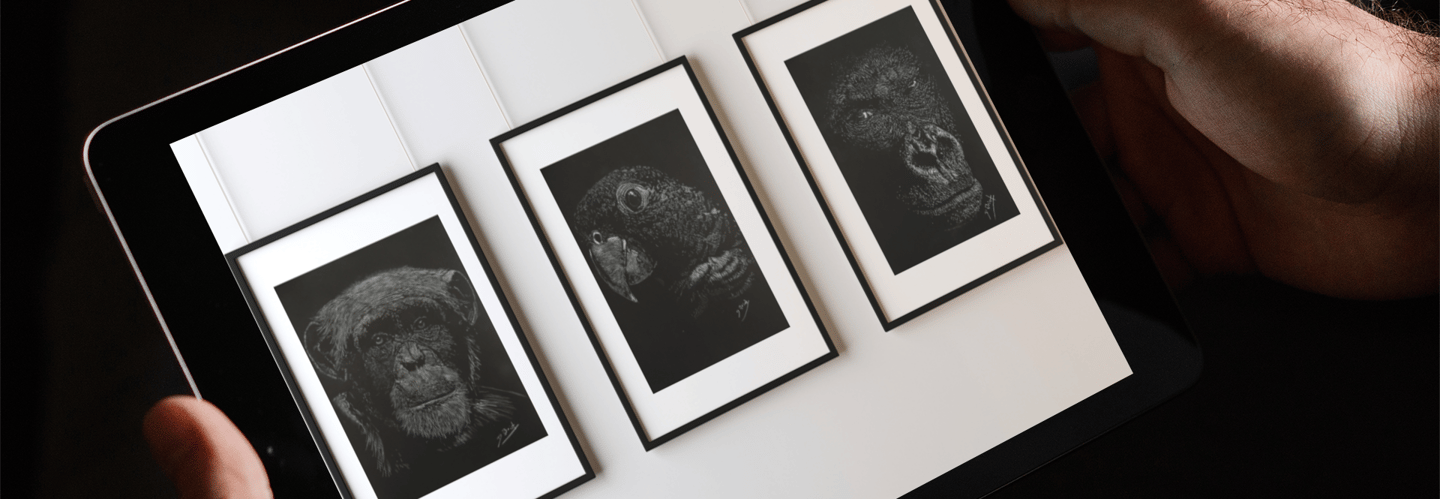 Tablette , avec des art print sous cadres de mes oeuvres monochromes