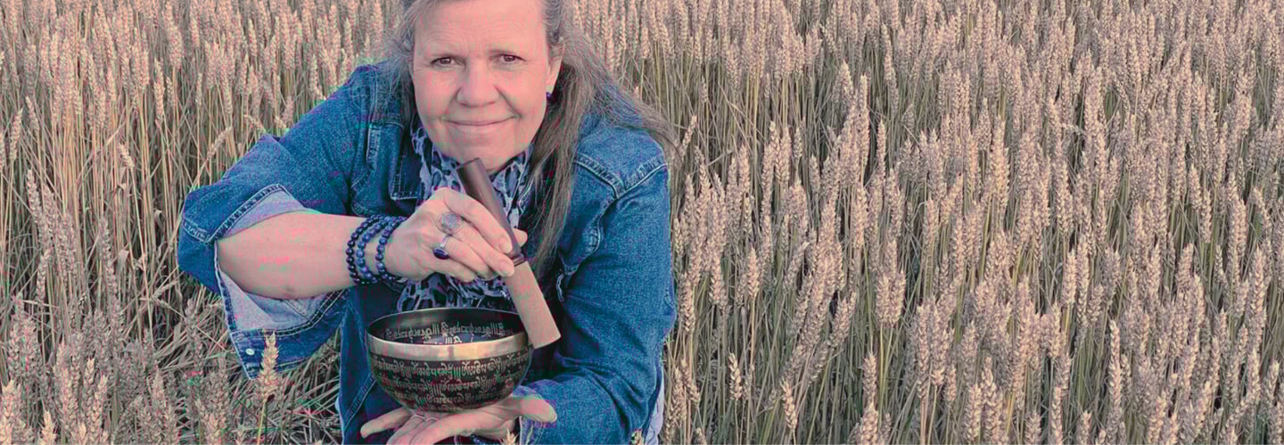 Portrait de Nathalie Collet dans les champs - Voix Son Vibration