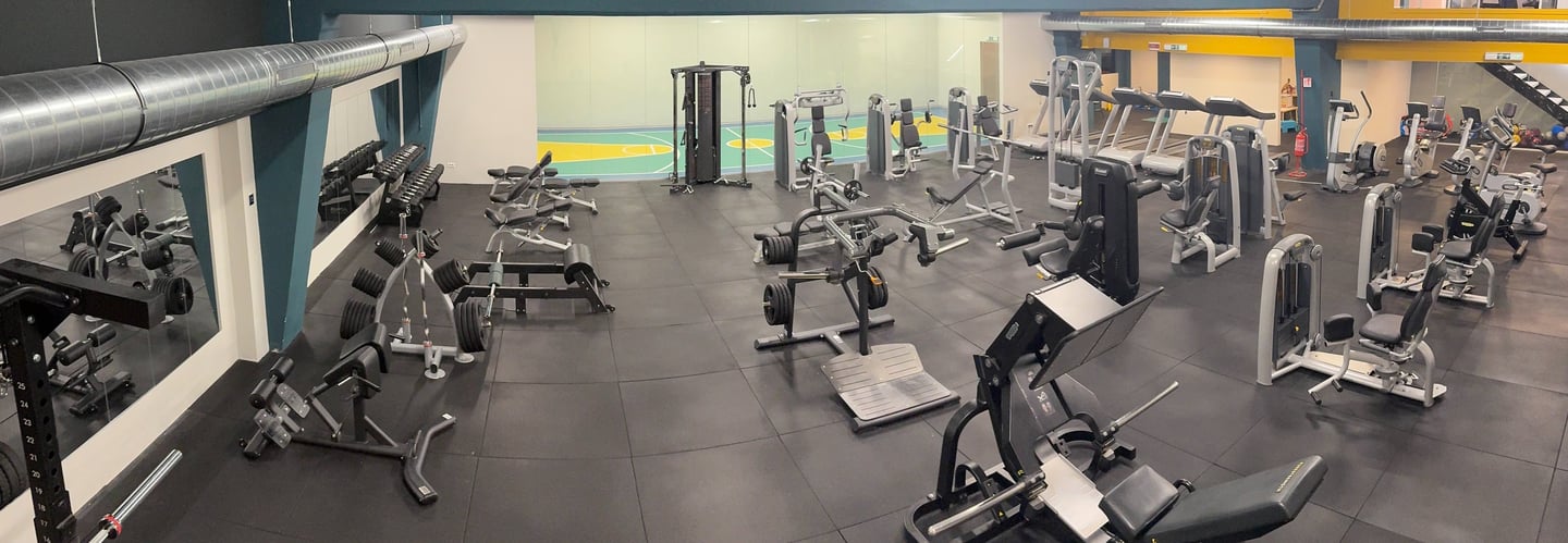 Vista panoramica della sala attrezzata della palestra Move 2 Grow a Milano, con macchinari per allenamenti di forza e cardio