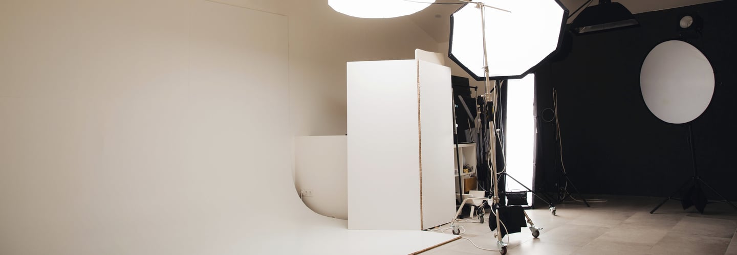 Coccinelle photo - Professional photography studio with backdrops, softbox lighting, and reflectors.