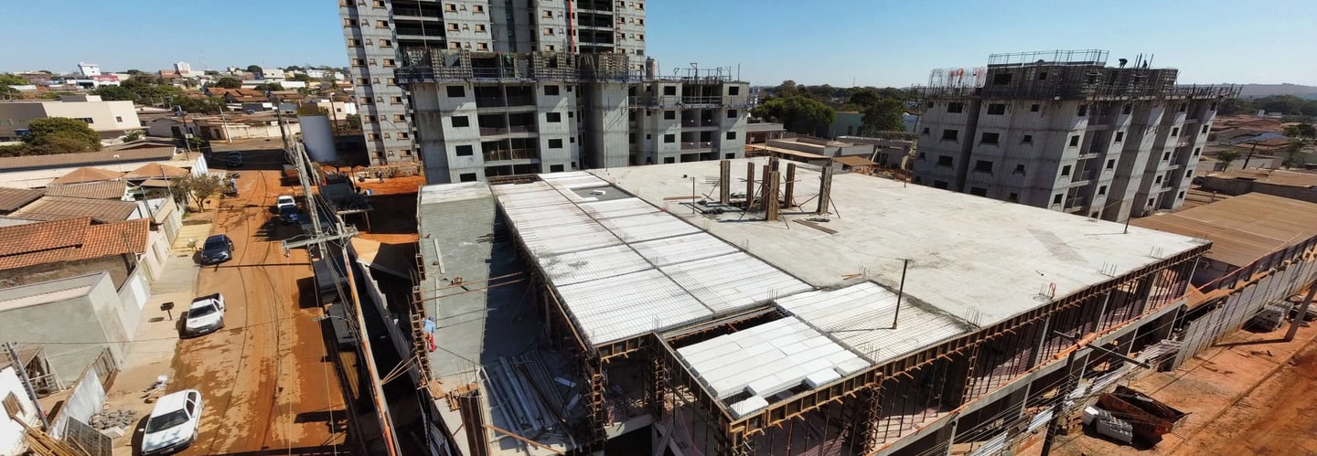 obra de grandes proporçoes utilizando laje protendida