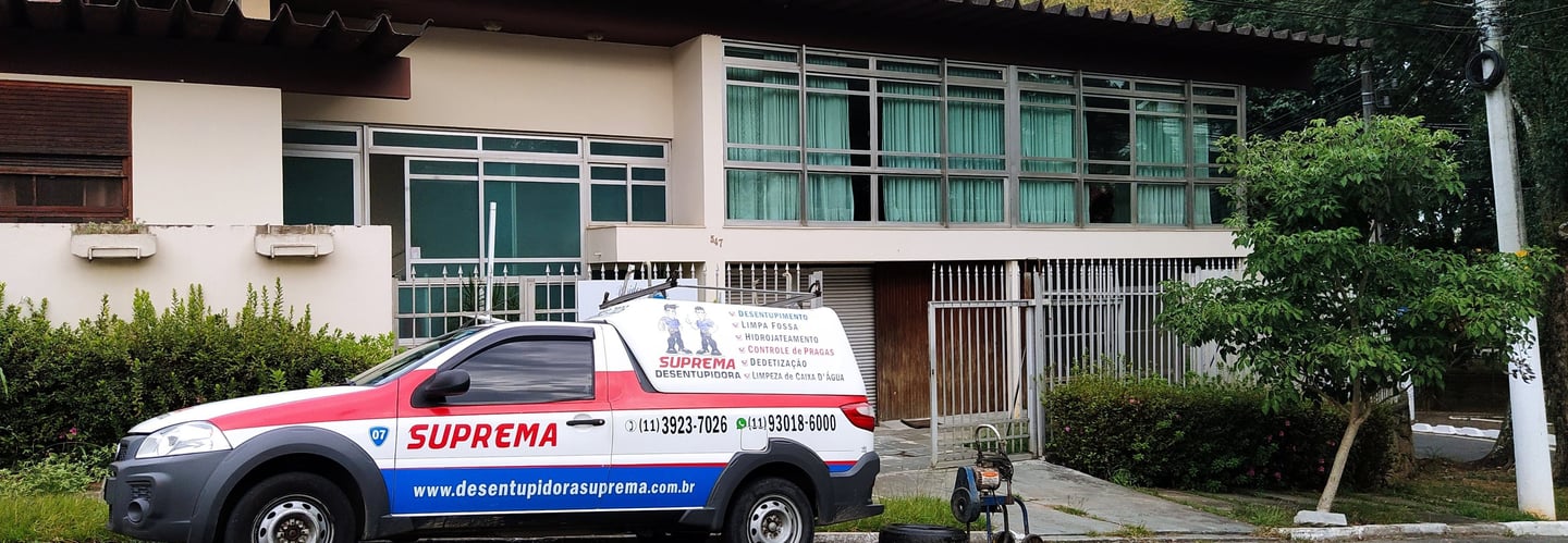 carro da empresa de desentupimento e controle de pragas