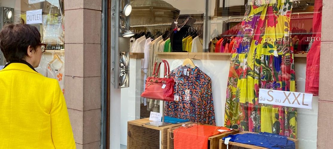 Une femme regardant la vitrine de la boutique