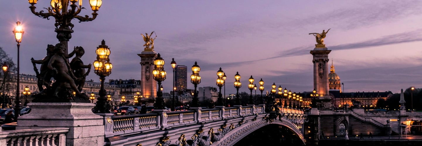 Pont Alexandre Brücke III in Paris bei Sonnenuntergang