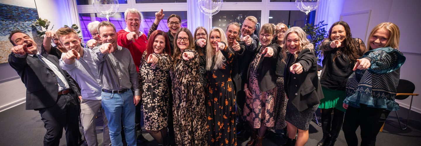 Når vi griner af os selv, gør vi os mindre sårbare. Latter fjerner bekymringer