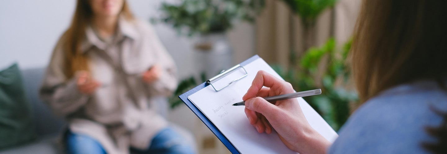 Photo d'en tête d'une psychologue en rendez-vous avec une patiente