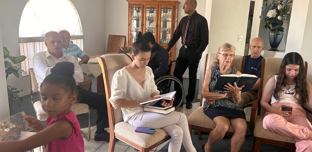 Ofrecemos estudios biblicos en los hogares, via correo postal o por medio de Zoom.