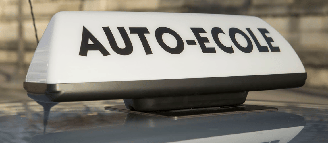 logo auto-école sur voiture