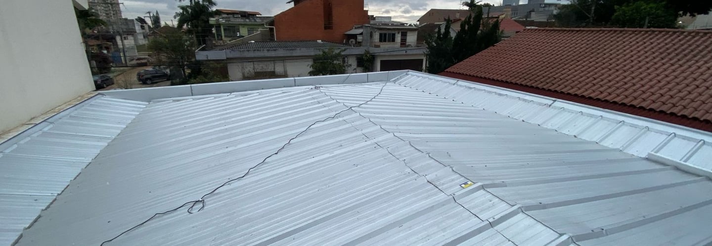 Instalação de calhas em residência na Zona Norte de Porto Alegre