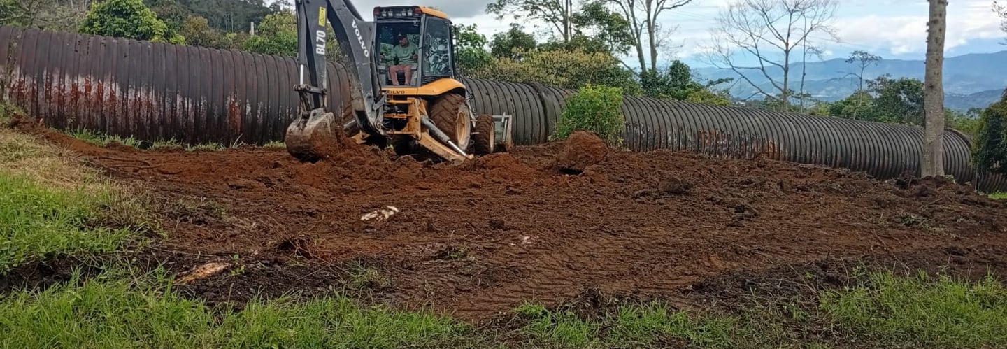 Retroexcavadora de A&M Ingeniería & Soluciones excavando y nivelando terreno en proyecto de construc