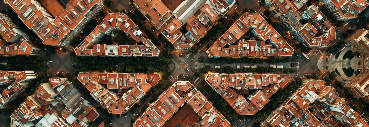 Zona con propiedades compartidas, herencias e indivisas. Vista aérea del Eixample en Barcelona.