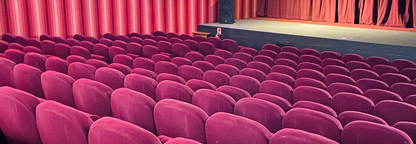 grande salle de cinéma, fauteuils rouges
