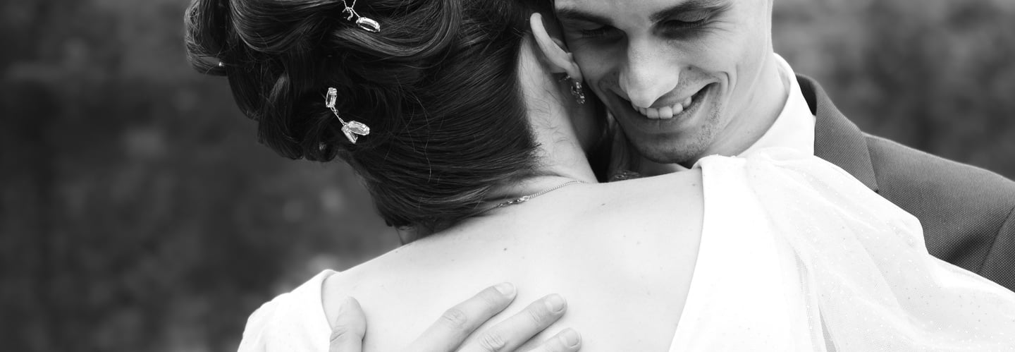 photo de mariage en noir et blanc, câlin de couple