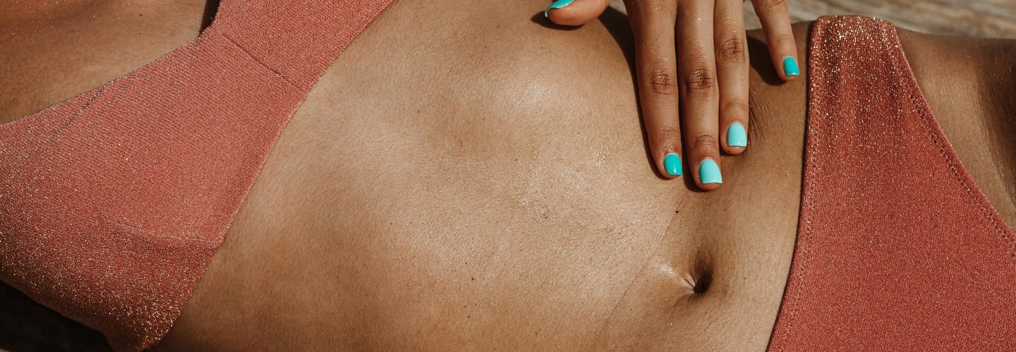 Sexy woman shows off stomach after plastic surgery