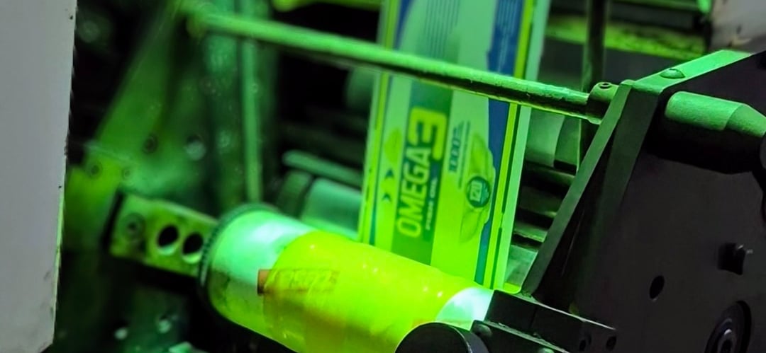 Impressora flexografia imprimindo.