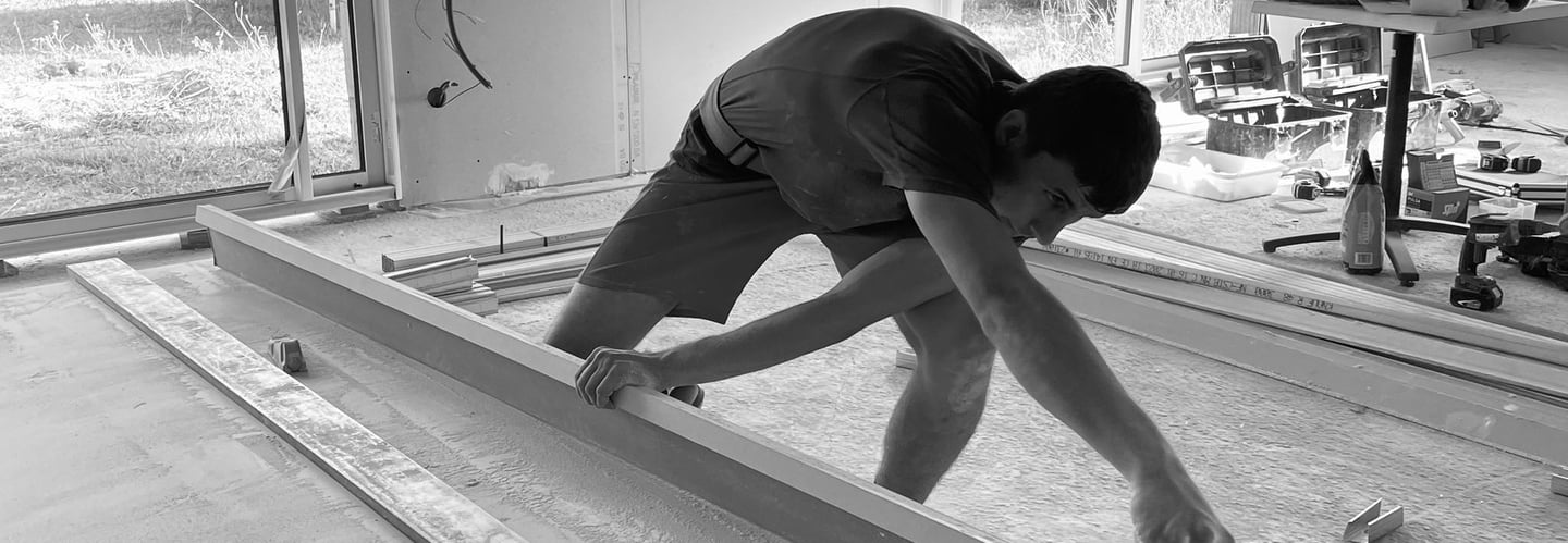 Artisan plaquiste qui travail 