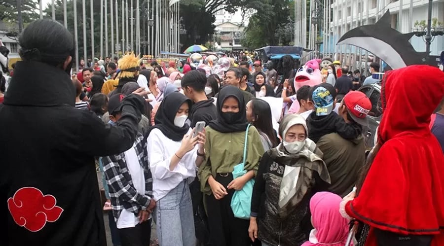 wisatawan berswafoto bersama para cosplay yang memadati kawasan Jalan Ir. Sukarno, Kota Bandung