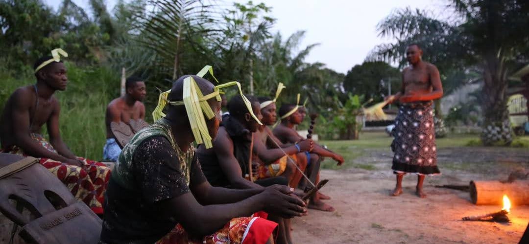 Escoute traditionnelle à MIKOUMOU VILLAGE