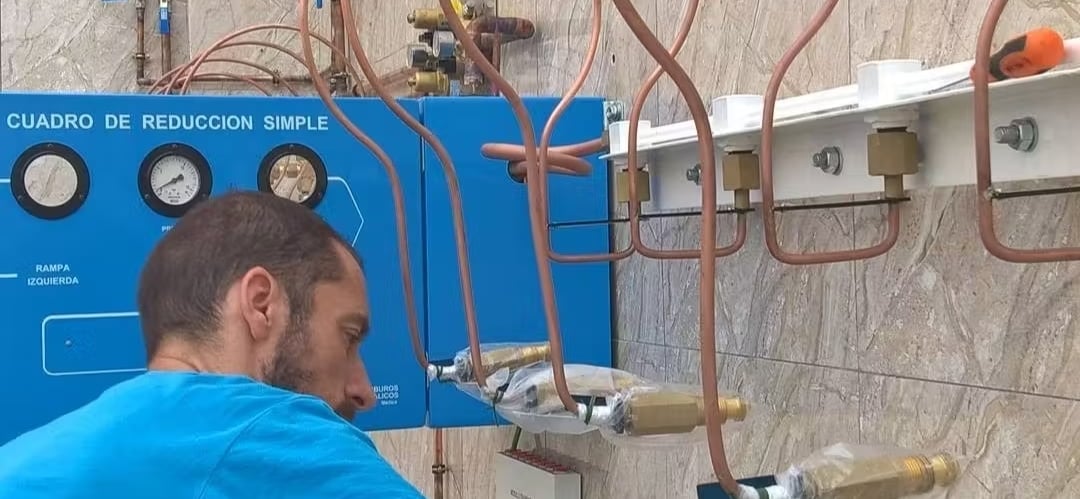 Técnico de InstalTec realizando trabajo en sistema de gases medicinales en el Hospital de Micomeseng