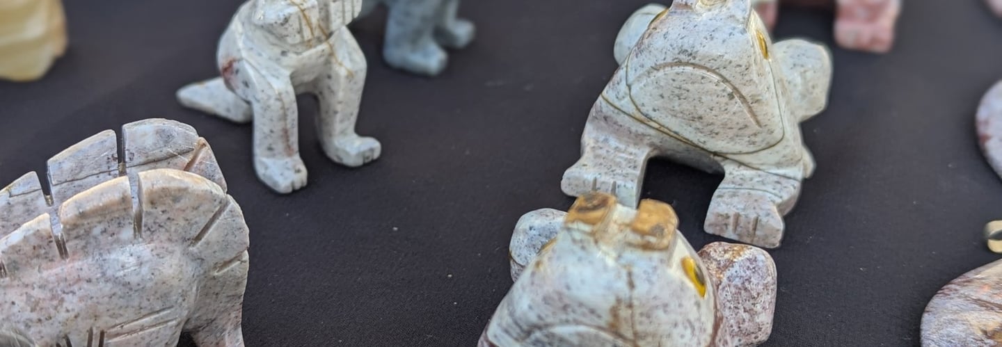 Animaux sculptés en pierres naturelles