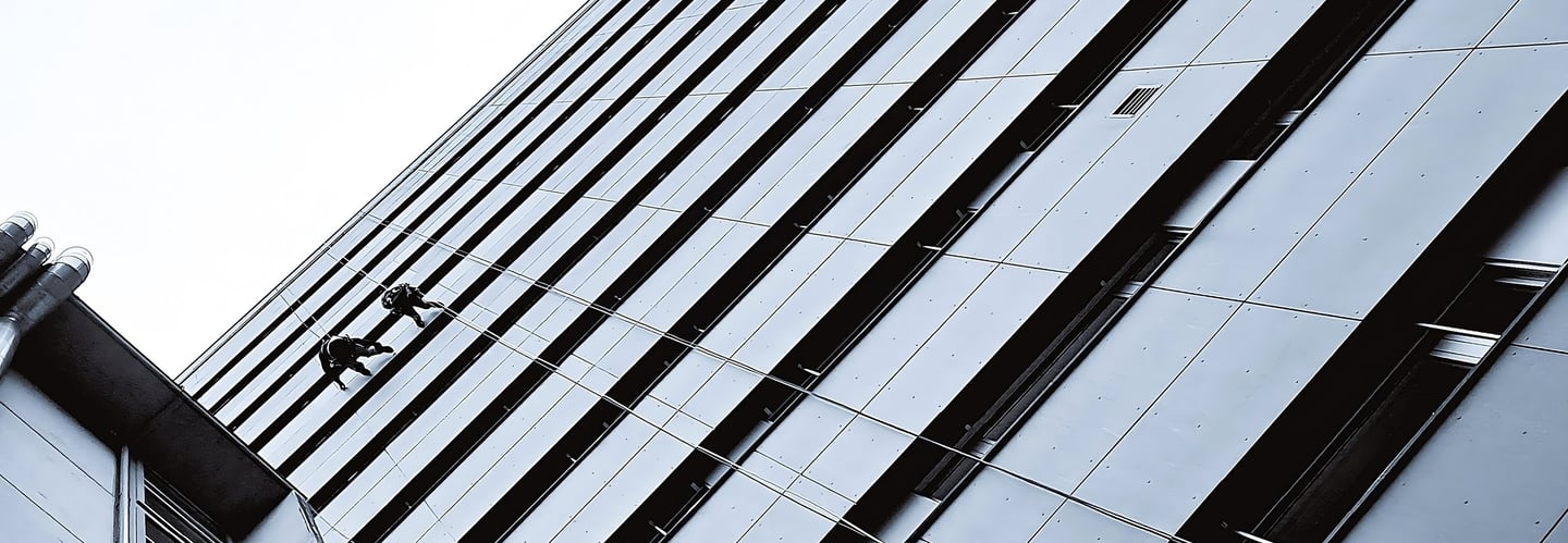 Fassadeninspektion mittels Seilzugangstechnik