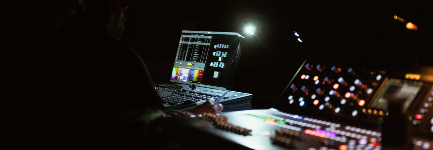 Achter de techniektafel in het theater.