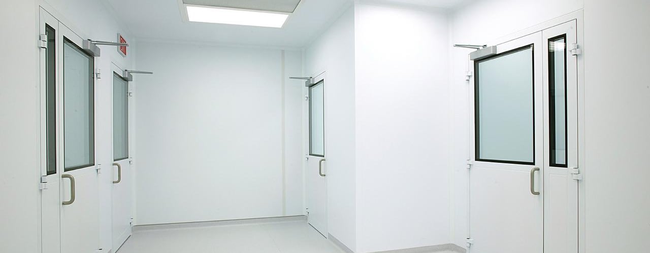 Clean room wall system for pharma manufacturing