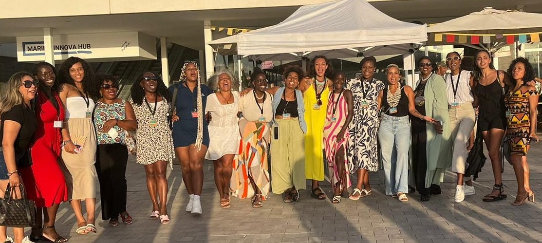 Un grupo de mujeres africanas y afrodescendientes posando para la foto en un evento