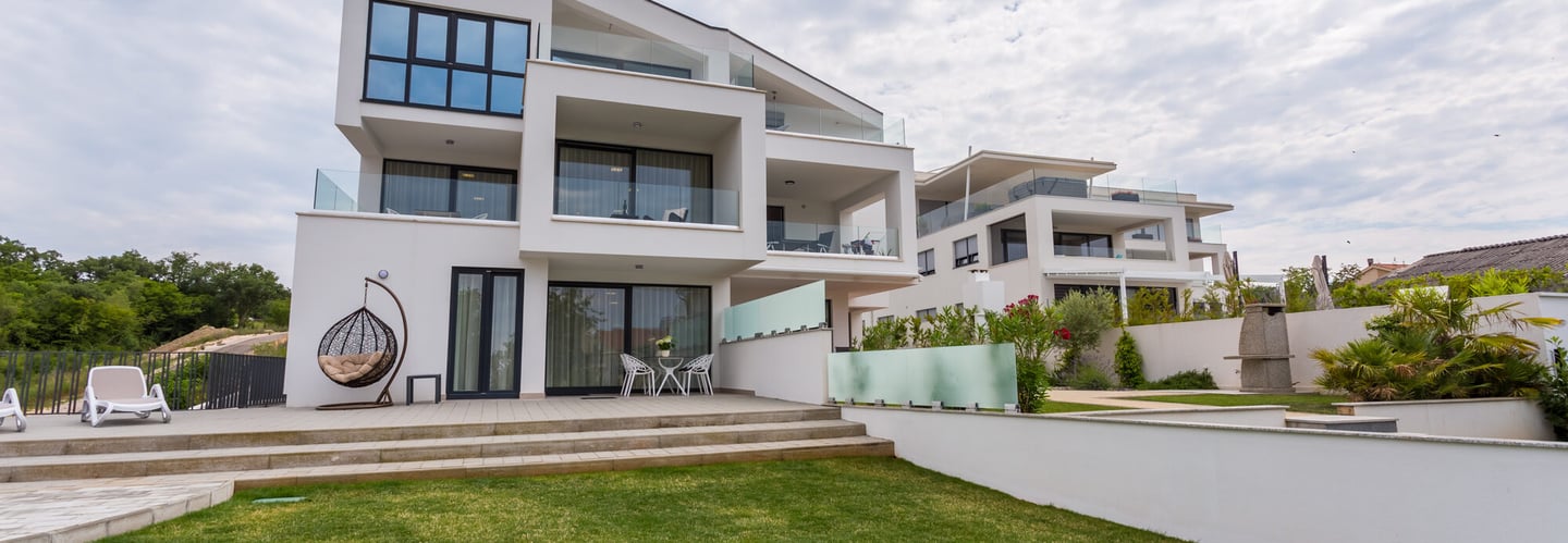 Außenansicht der modernen Apartmentanlage Pure Relax mit Garten