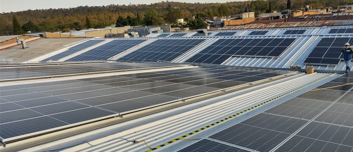 Instalación de paneles solares, ahorro de energía elécrica