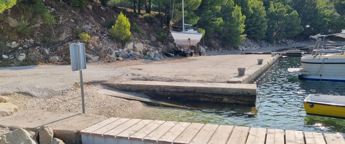 The photo shows the official pet beach and the human beach to the east.