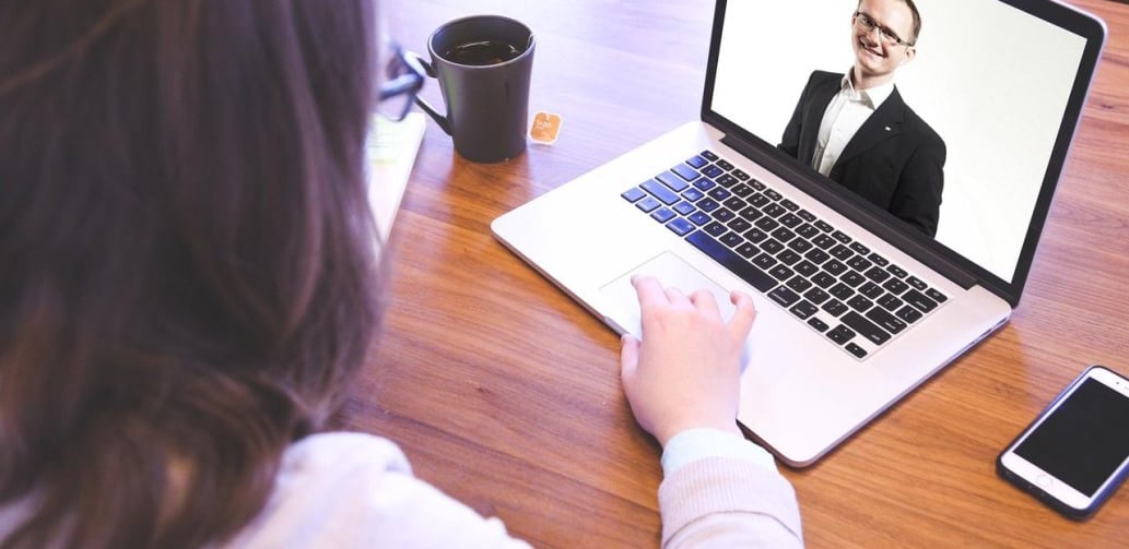 Especialista em seu ambiente de trabalha em reunião online de consultoria/mentoria com seu cliente 