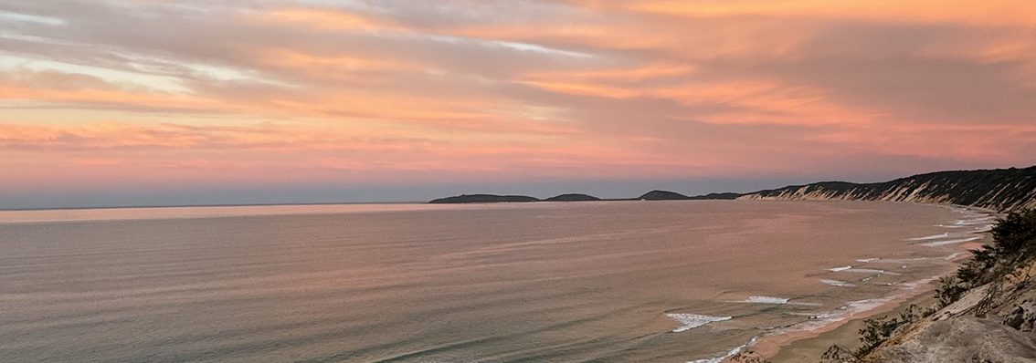 atardecer en la playa de colores rosas y amarillos