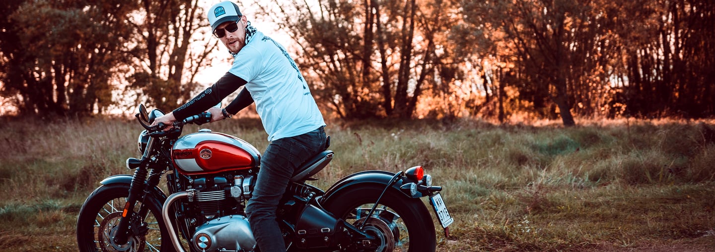 Triumph Boneville Bobber na tle wschodu słońca