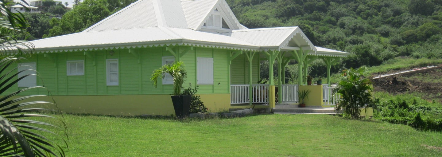 Construction maison en bois créole en Martinique - deux niveaux et terrasse