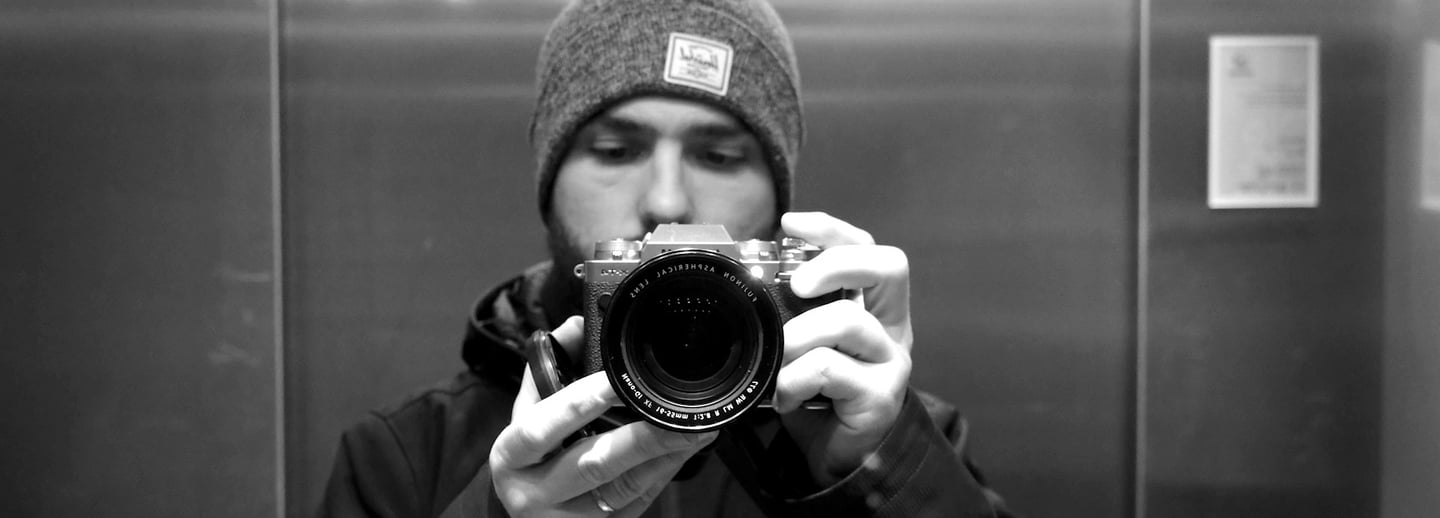 Portrait d’un vidéaste tenant sa caméra – photo stylisée en noir et blanc