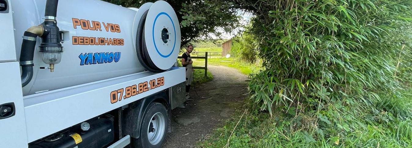 un camion hydrocureur équipé d'une cuve de stockage et de la haute pression