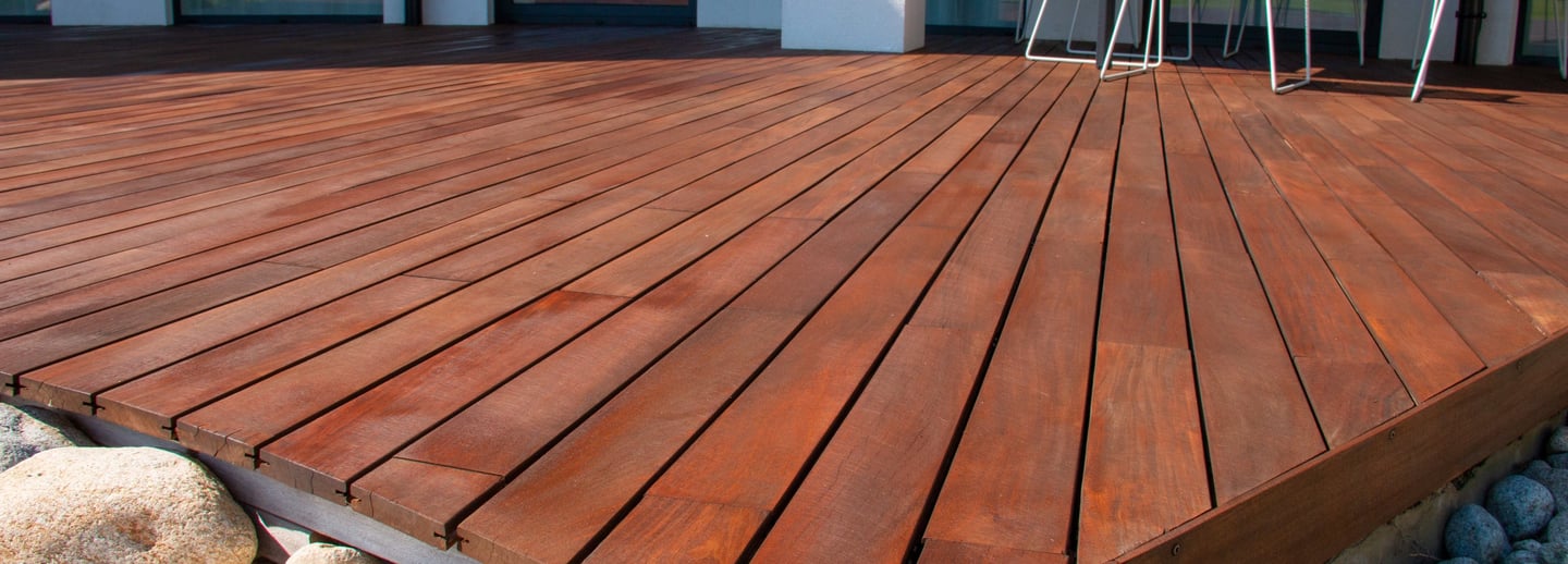 terrasse en bois avec coupes d'onglets en angle
