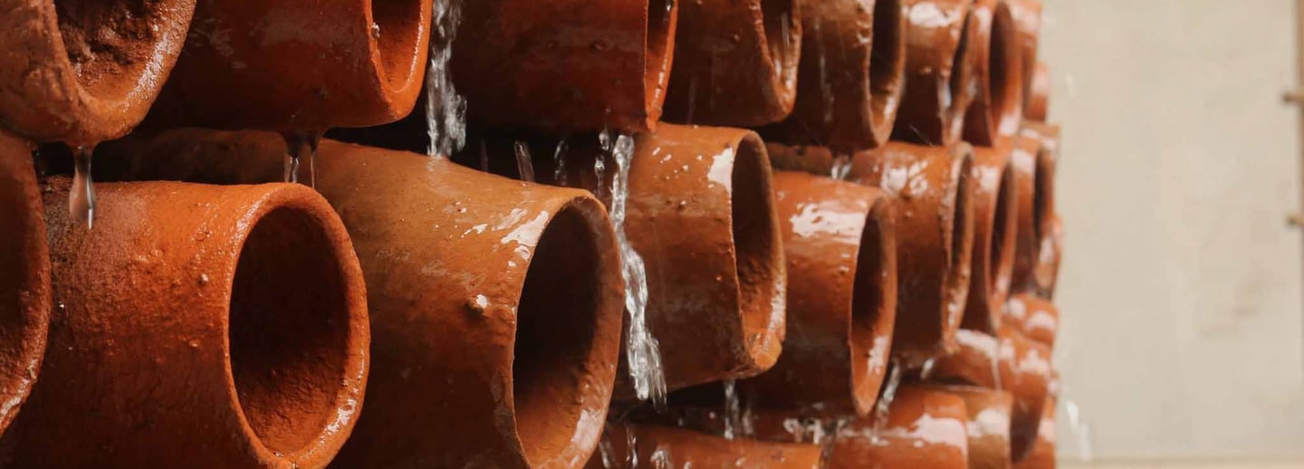Clay pot vessels with dripping water to create natural airconditioning