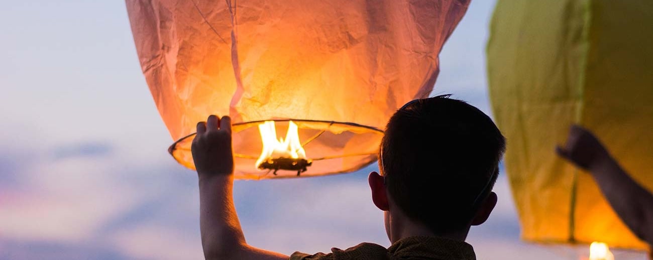 Image inspirante d’un enfant avec une torche, représentant l’éveil et la croissance grâce aux format