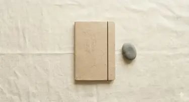 Organisation épurée ÉcoScriptum : carnet de notes minimaliste et systèmes de gestion simplifiés.