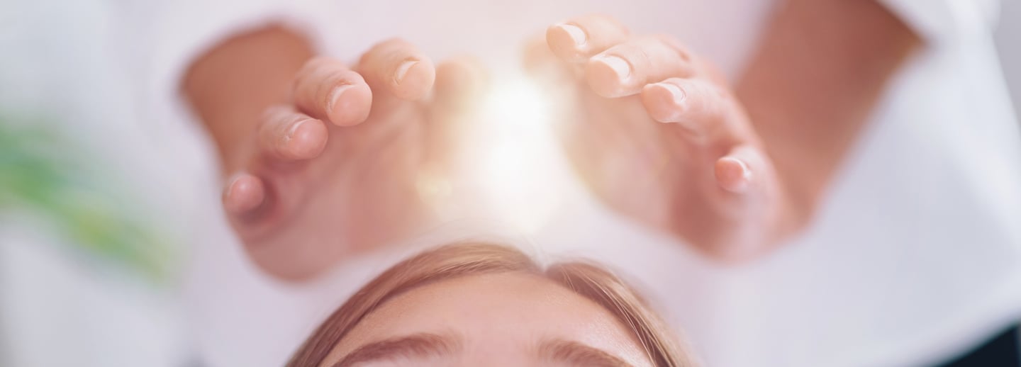 sesión de reiki con manos