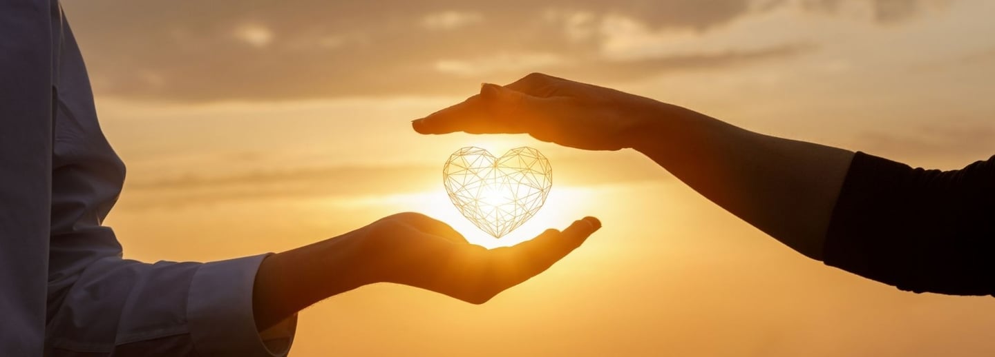 dos manos unidos con un corazón lleno de amor